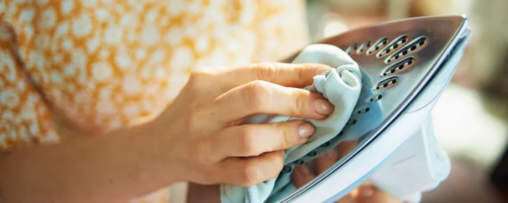 راهنمای اصولی تمیز کردن اتو در خانه بدون آسیب به دستگاه